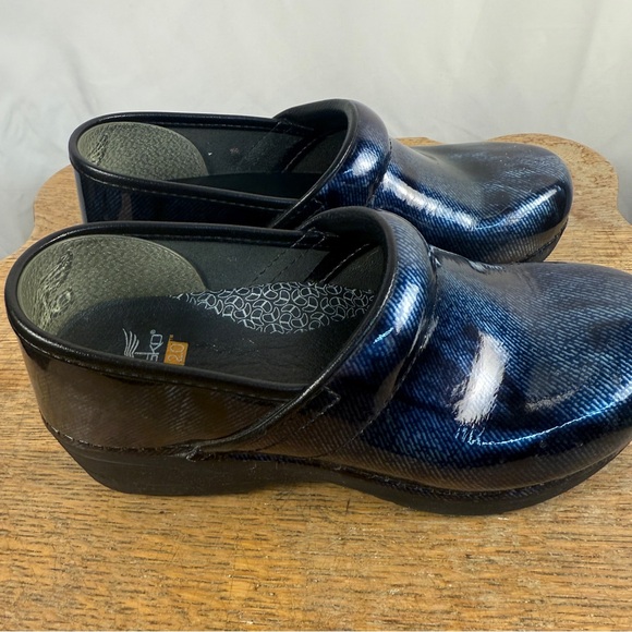 Dansko XP 2.0 Colorshift Patent Navy leather clog, Size 37, medical, nurse - Picture 3 of 7